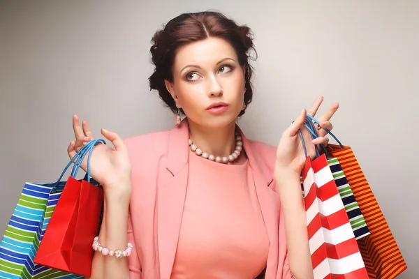 Hermosa mujer joven con bolsas de compras de colores —  Fotos de Stock