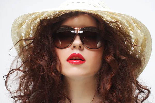 Young surprised woman wearing hat and sunglasses — Stock Photo, Image