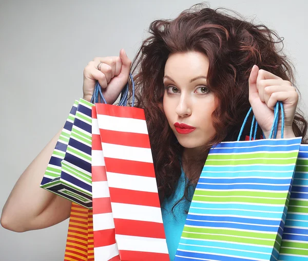 Hermosa mujer joven con bolsas de compras de colores — Foto de Stock