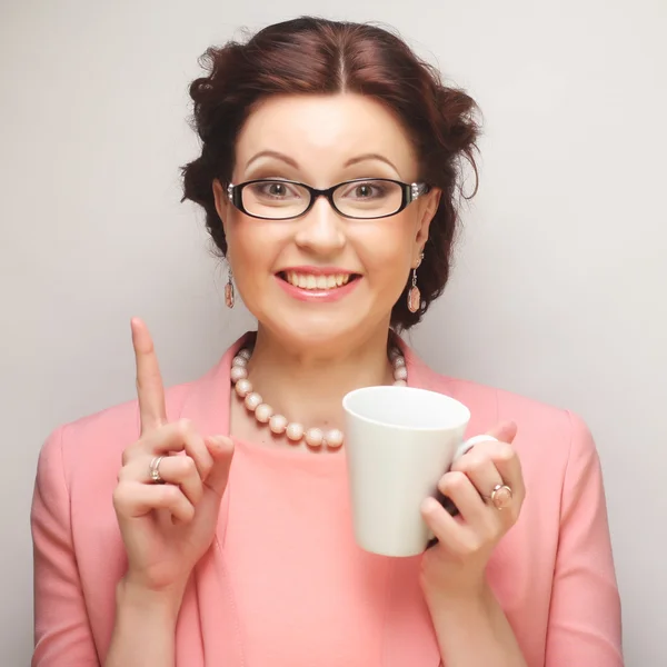 Junge Geschäftsfrau bei einer Kaffeepause — Stockfoto