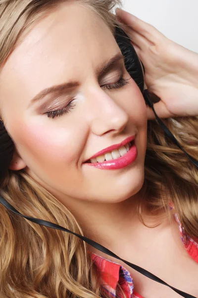 Mulher com fones de ouvido ouvindo música — Fotografia de Stock