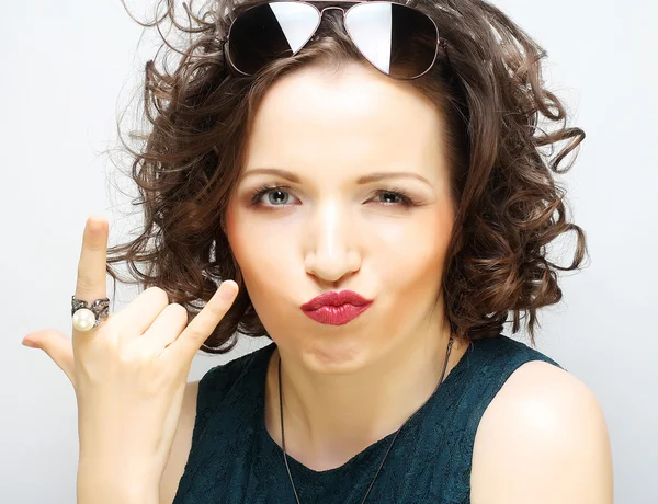 Mujer feliz con el pelo rizado — Foto de Stock