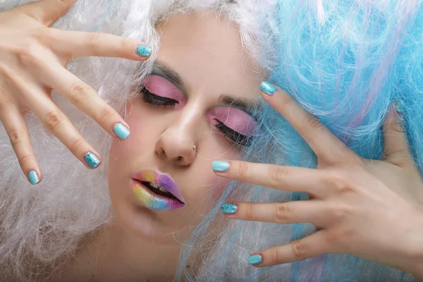 Mujer joven con maquillaje brillante y cabello creativo —  Fotos de Stock