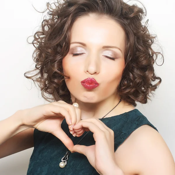 Femme heureuse avec les cheveux bouclés — Photo