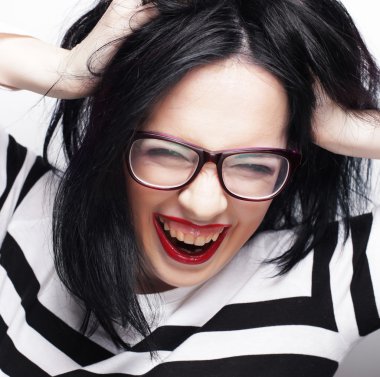 Gözlüklü genç duygusal esmer kadın