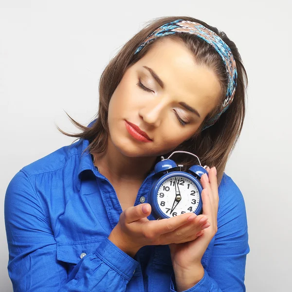 Mujer joven con reloj despertador —  Fotos de Stock