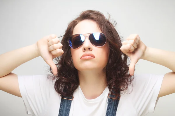 Unga förvånad kvinna som bär solglasögon. — Stockfoto