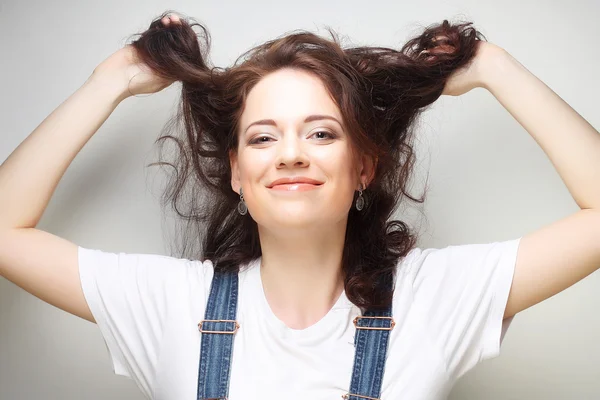 Glückliche Frau mit lockigem Haar — Stockfoto