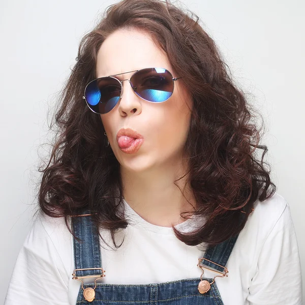 Young surprised woman wearing sunglasses. — Stock Photo, Image