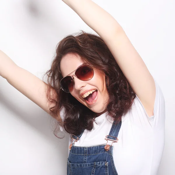 Mujer joven sorprendida usando gafas de sol . — Foto de Stock