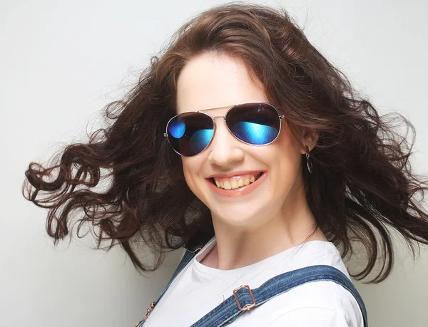 Young surprised woman wearing sunglasses. — Stock Photo, Image