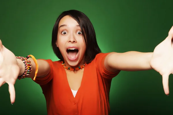 Mujer expresión joven sobre fondo verde — Foto de Stock