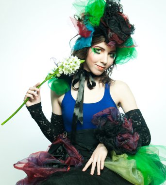 Yaratıcı makyajlı karnaval kıyafetli genç bir manken..