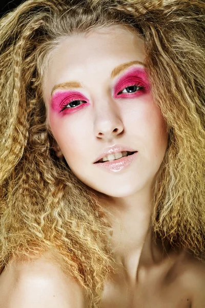 Heureux blond avec rose maquillage — Photo