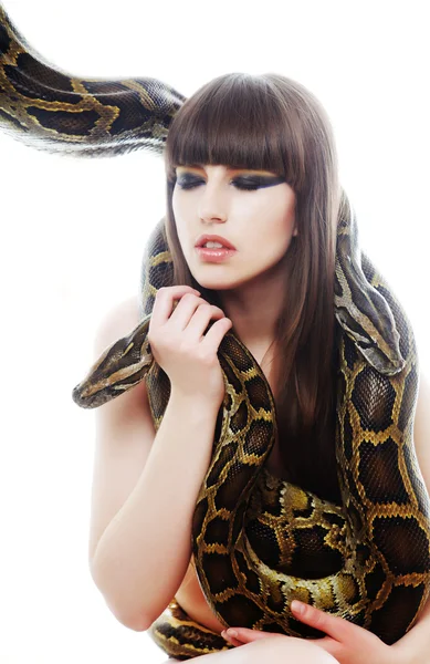 Mooie vrouw bedrijf pythongüzel bir kadın tutarak python — Stockfoto