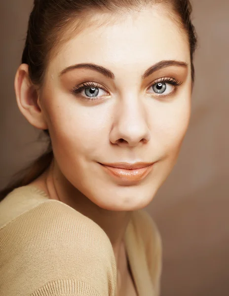 Belle femme isolée sur beige — Photo