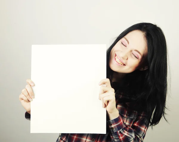 Jovem mulher feliz segurando sinal em branco — Fotografia de Stock