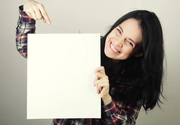 Jovem mulher feliz segurando sinal em branco — Fotografia de Stock