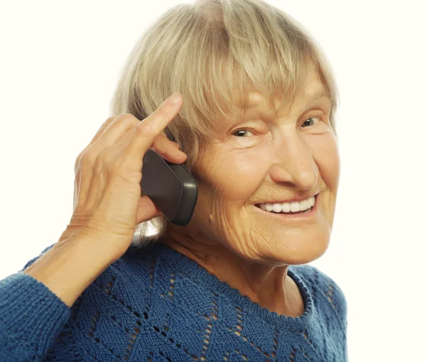 Usměvavá dáma komunikace prostřednictvím mobilních telefonů — Stock fotografie