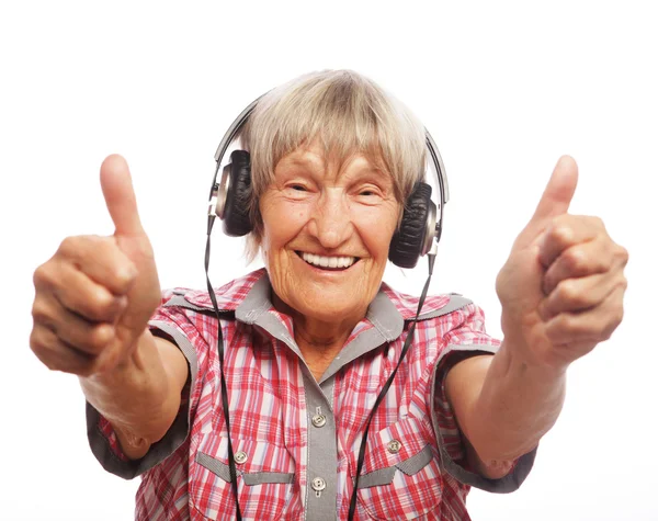 Divertida anciana escuchando música — Foto de Stock