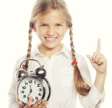 gümüşlenmiş bir çalar saat ile küçük kız