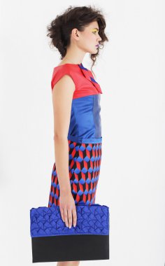 bir debriyaj ile bir renkli elbiseli güzel kadın