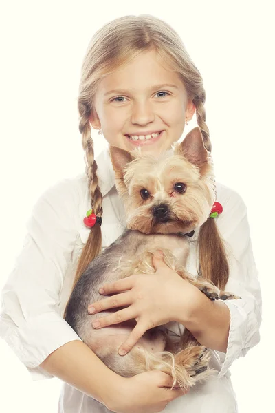 Joven chica sonriendo sosteniendo un lindo cachorro — Foto de Stock