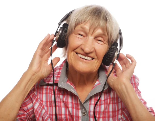 Portret starszej kobiety słuchającej muzyki — Zdjęcie stockowe