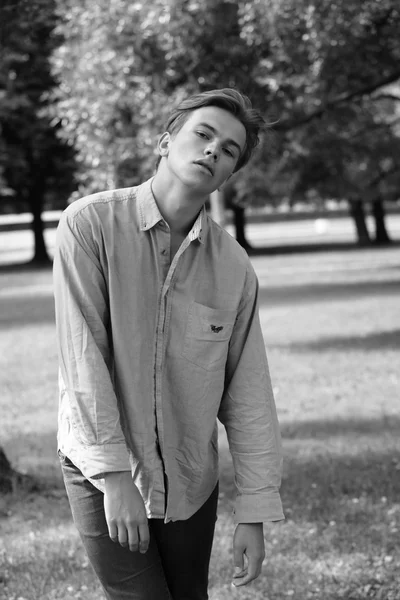 Stylish man portrait in summer park. — Stock Photo, Image