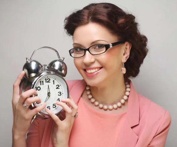 Divertida mujer de negocios con reloj despertador — Foto de Stock