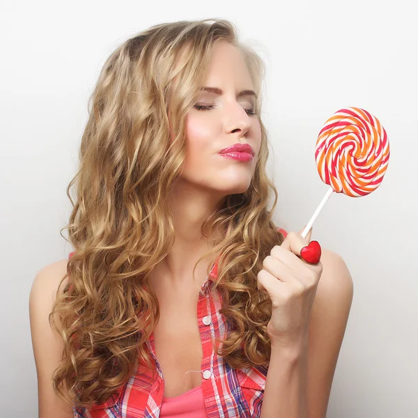 Jovem com lolipop — Fotografia de Stock