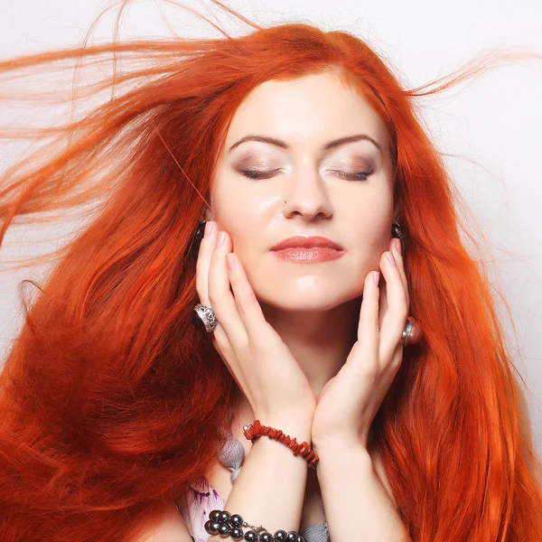 Mujer feliz con el pelo rojo largo que fluye —  Fotos de Stock