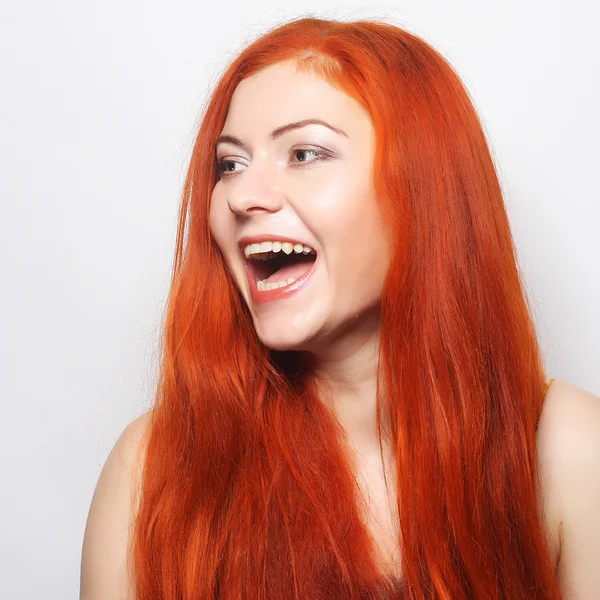Счастливая женщина с длинными рыжими волосами — стоковое фото