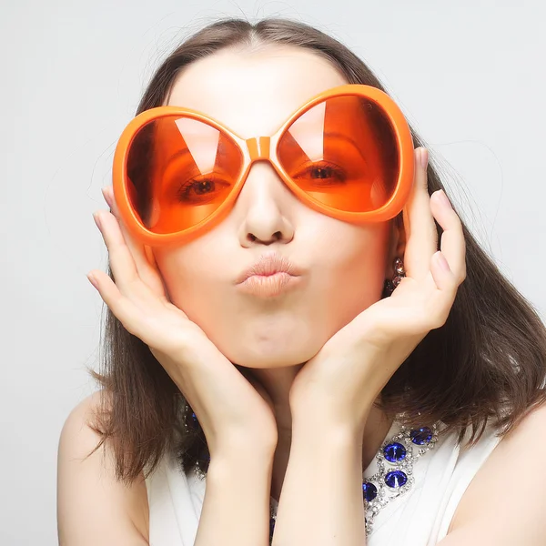 Büyük portakal güneş gözlüğü olan mutlu kadın — Stok fotoğraf