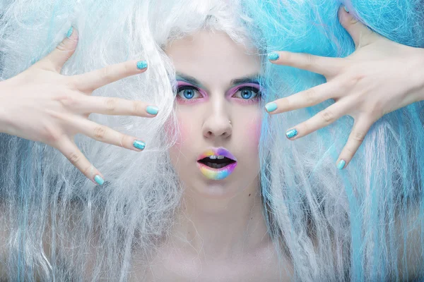 Mujer joven con maquillaje brillante y cabello creativo —  Fotos de Stock