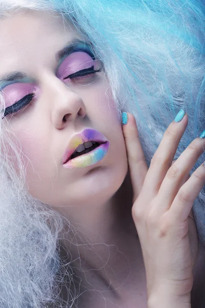 Ung kvinna med ljusa make up och kreativa hår — Stockfoto