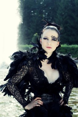 Moda model yaz Park sonraki çeşme poz