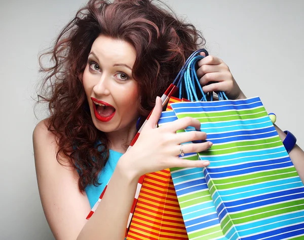 Mooie jonge vrouw met gekleurde shopping tassen — Stockfoto