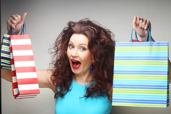 Hermosa mujer joven con bolsas de compras de colores —  Fotos de Stock