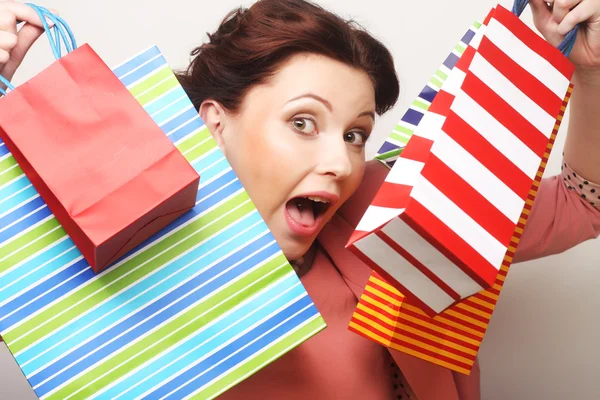 Hermosa mujer joven con bolsas de compras de colores —  Fotos de Stock