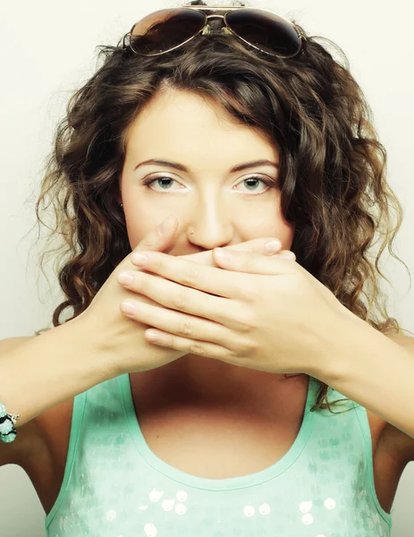 Mooie jonge vrouw bedekken het gezicht met haar hand — Stockfoto