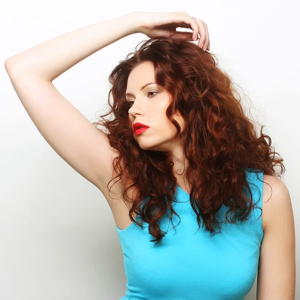 Mujer feliz con el pelo rizado — Foto de Stock