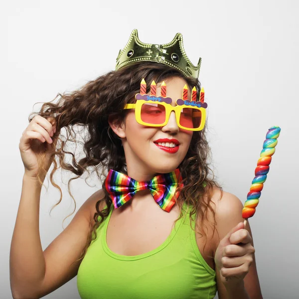 Mujer encantadora con corona y gafas de sol divertidas —  Fotos de Stock