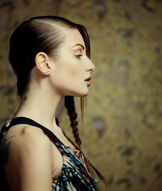 Güzel sarışın kadının portresi.