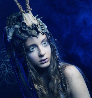 Yaratıcı saç stili ve parlak makyajlı bir model.