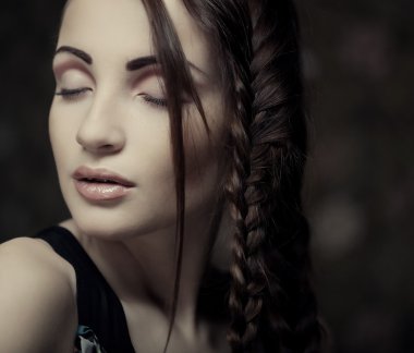 Güzel sarışın kadının portresi.