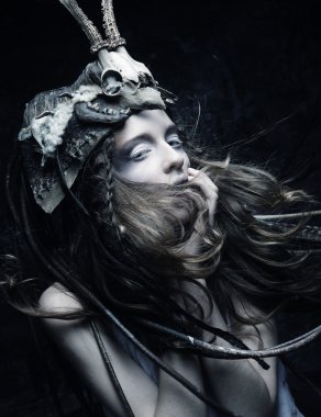 Yaratıcı saç stili ve parlak makyajlı bir model.