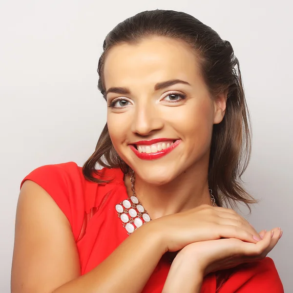 Kırmızı elbiseli genç mutlu kadın