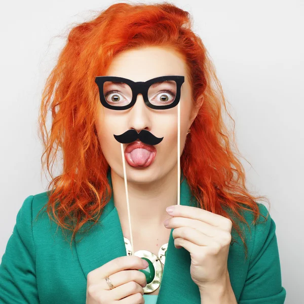 Mujer sosteniendo bigote y gafas en un palo . — Foto de Stock