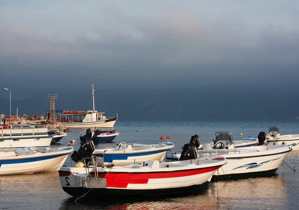 Barcos pesqueros amarrados en puerto en la ciudad de Zante, Grecia — Foto de Stock